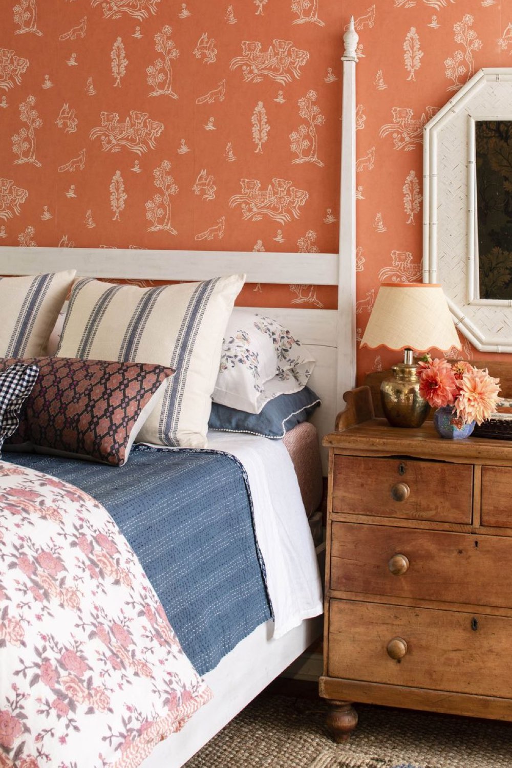 visite deco cottage charmant montagne chambre à coucher 2 personnes papier peint désuet cousleur orange terracotta motif fleur beige lit blanc table de chevet en bois
