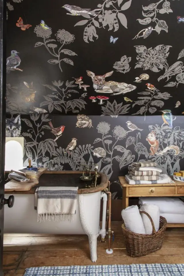 visite deco cottage charmant montagne salle de bain mansardée papier peint sombre fond noir motif vintage
