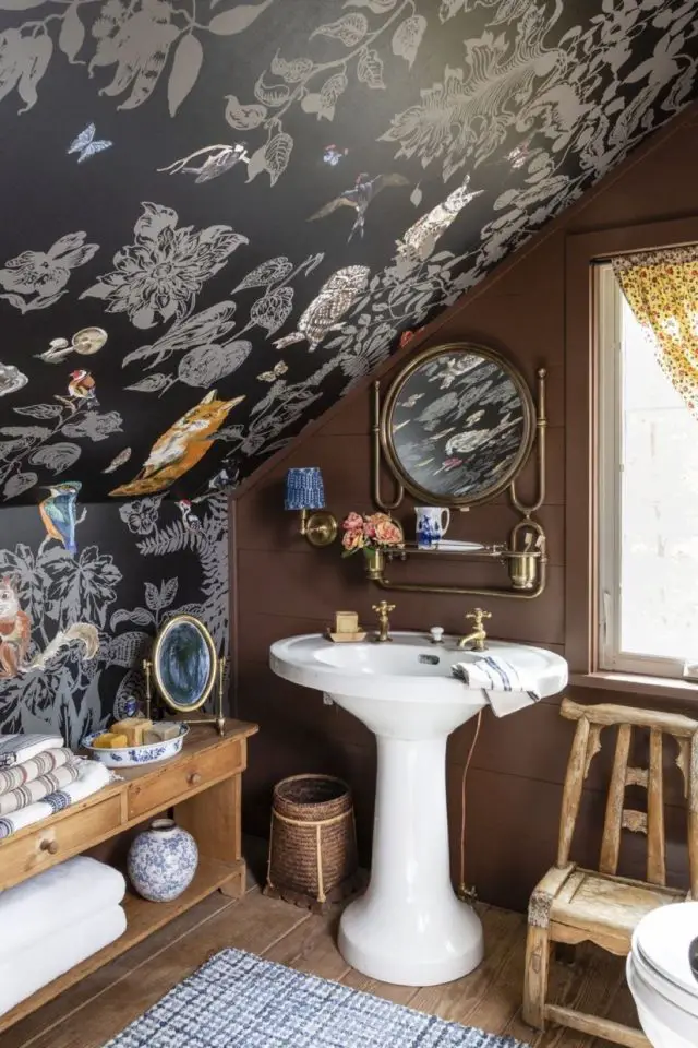 visite deco cottage charmant montagne petite salle de bain combles mansarde papier peint