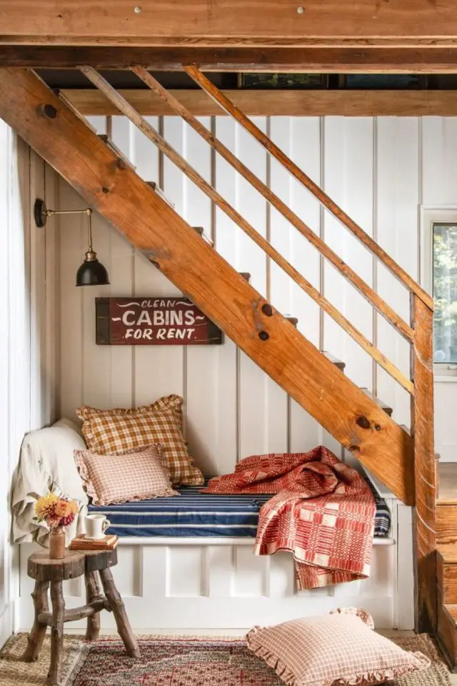 visite deco cottage charmant montagne coin cosy banquette sous les escaliers confortable