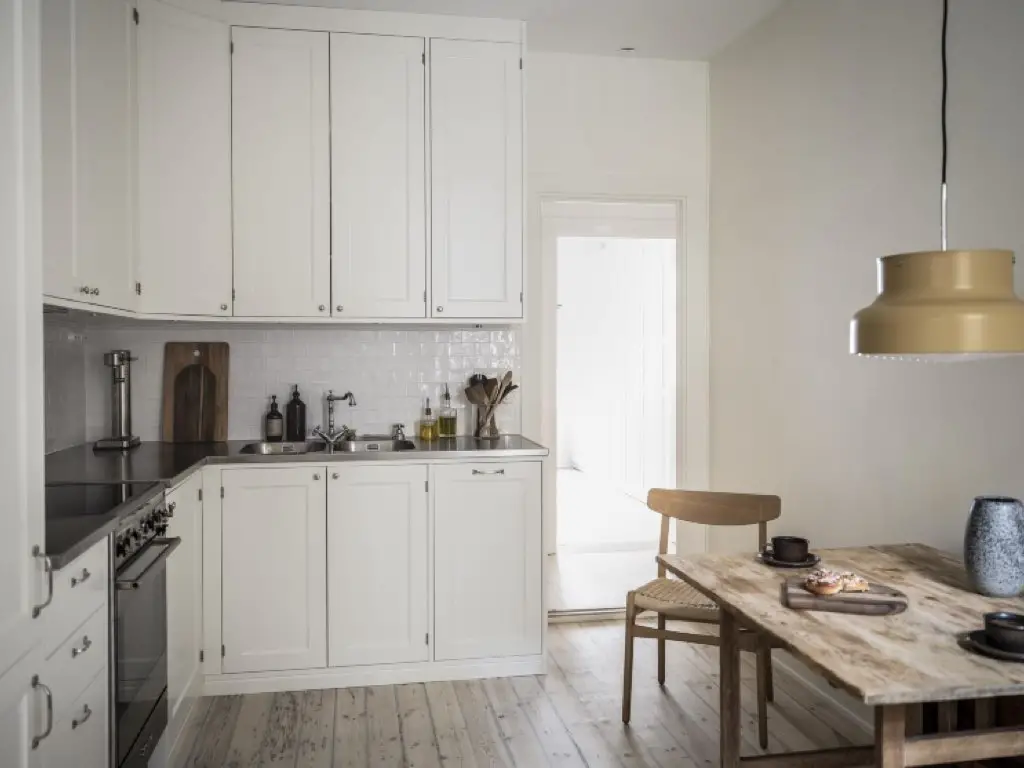 visite deco maison minimaliste cosy cuisine familiale meuble blanc agencement en L table repas en bois