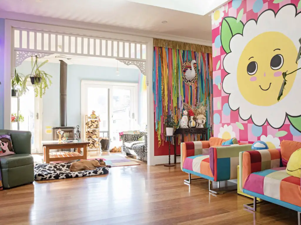 visite deco maison pop hyper coloree intérieur original multicolore mur fresque accent