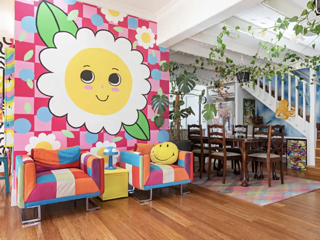 visite deco maison pop hyper coloree espace ouvert coloré fresque fleur enfant culture populaire