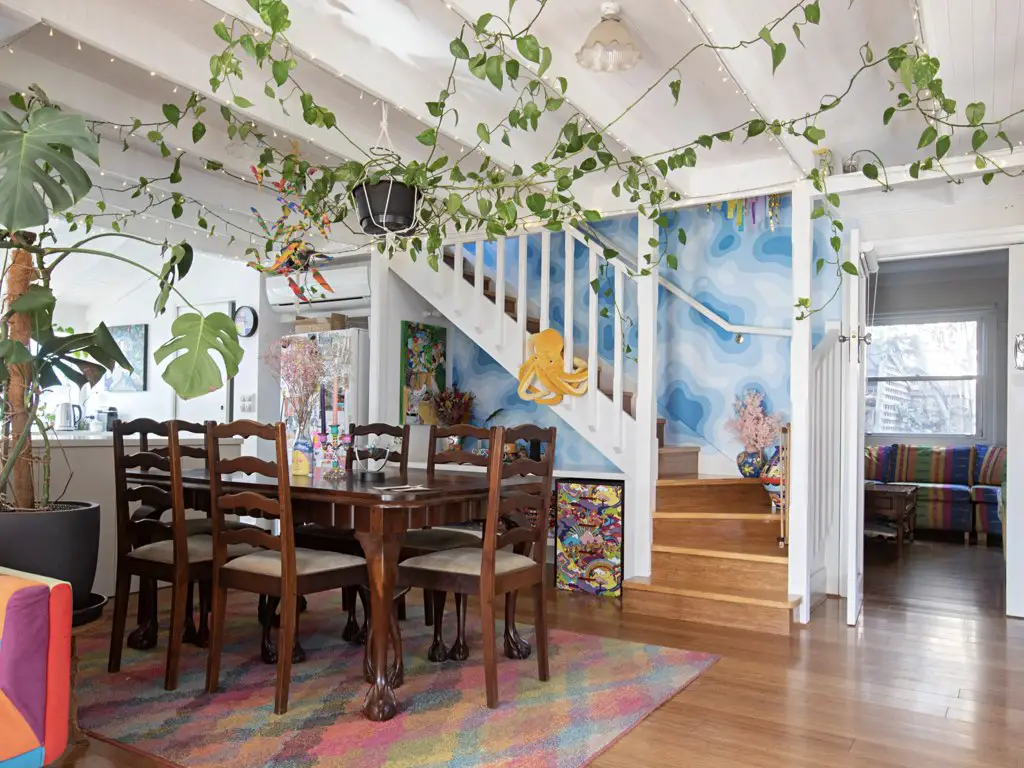 visite deco maison pop hyper coloree cage d'escaliers ouverte sur la salle à manger fresque peinture bleu forme organique