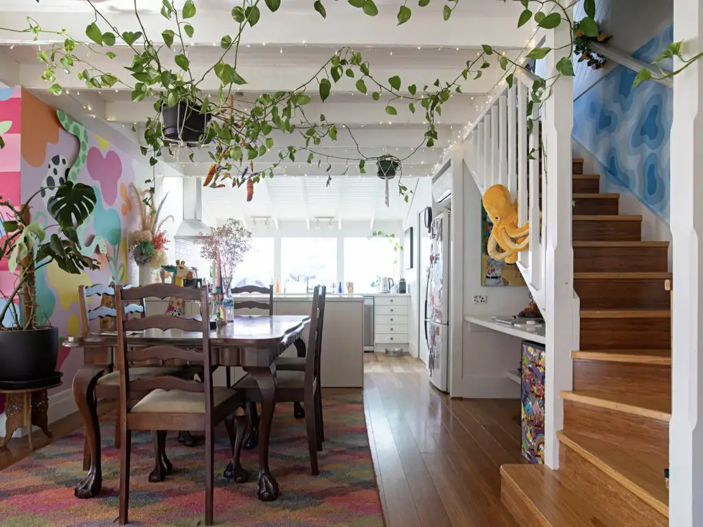 visite deco maison pop hyper coloree salle à manger cuisine couleur peinture qui sort de l'ordinaire