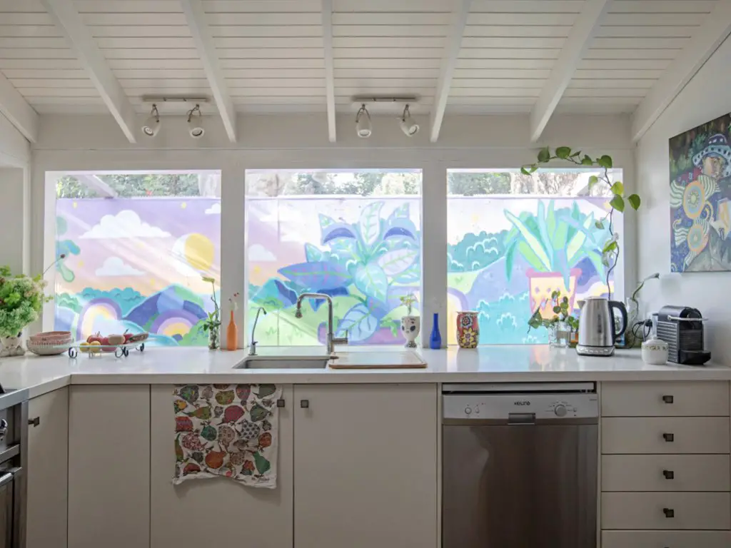 visite deco maison pop hyper coloree cuisine sans rideaux fresque murale mur extérieur