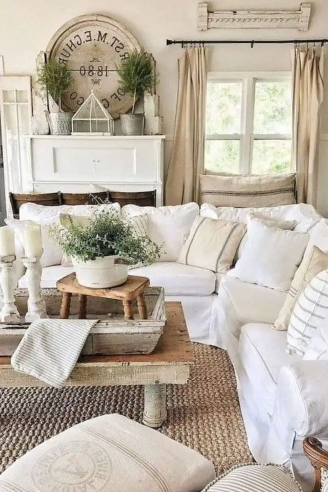 ameliorer confort salon grand canapé d'angle blanc coussin écru table basse en bois shabby chic