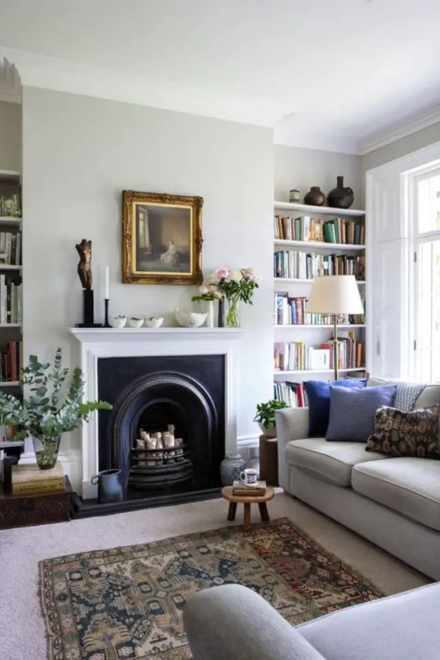ameliorer confort salon avec cheminée ancienne canapé gris étagère bibliothèque