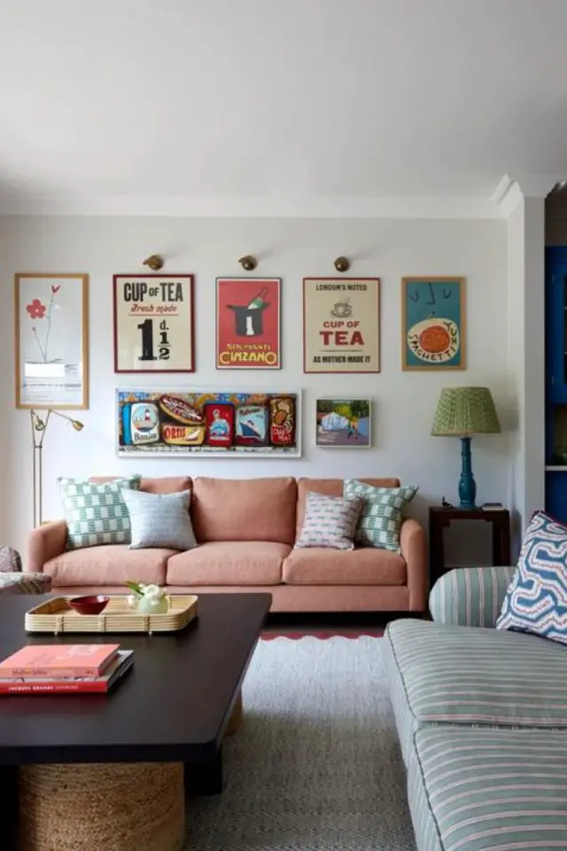 ameliorer confort salon canapé rose 4 places déco murale poster