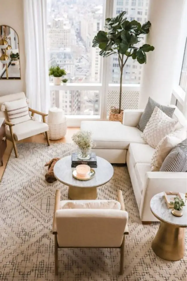 ameliorer confort salon petit canapé d'angle blanc tapis écru beige douceur