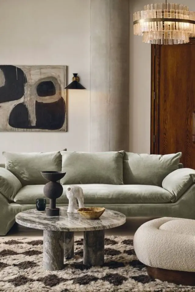 ameliorer confort salon grand canapé vert en velours puf en laine bouclée