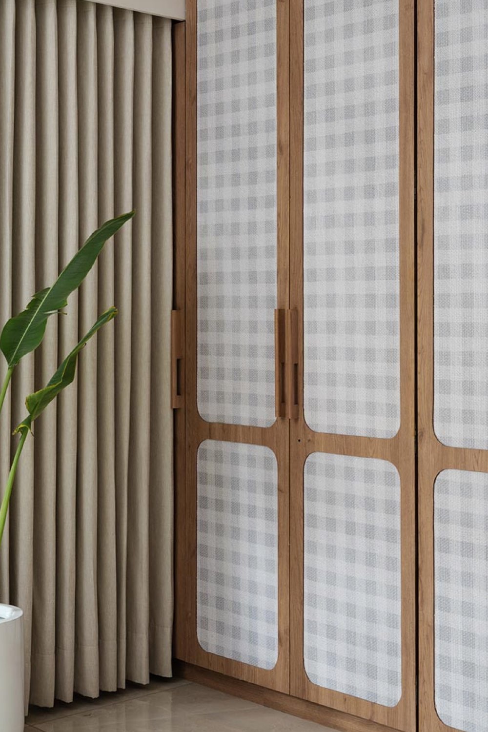 appartement lumineux moderne decor nature meuble sur mesure placard porte intérieure arrondi angle papier peint neutre