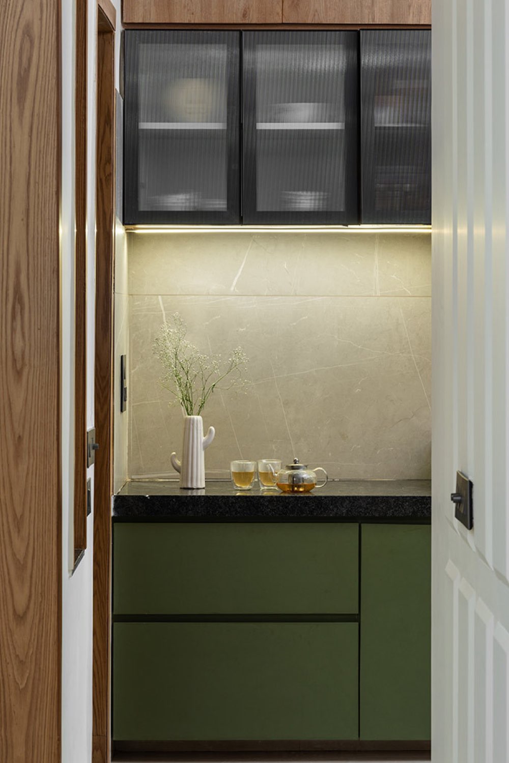 appartement lumineux moderne decor nature cuisine mobilier vert noir verre crédence carrelage minéral