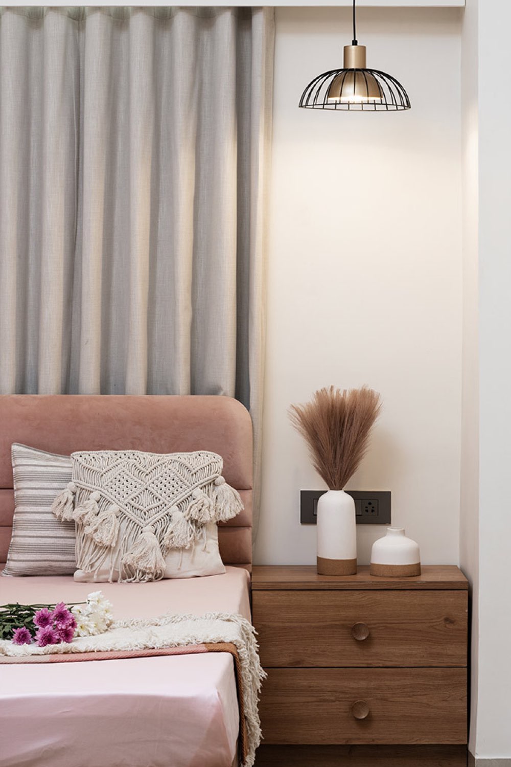 appartement lumineux moderne decor nature chambre à coucher adulte tête de lit et encadrement en velours rose table de chevet en bois sombre