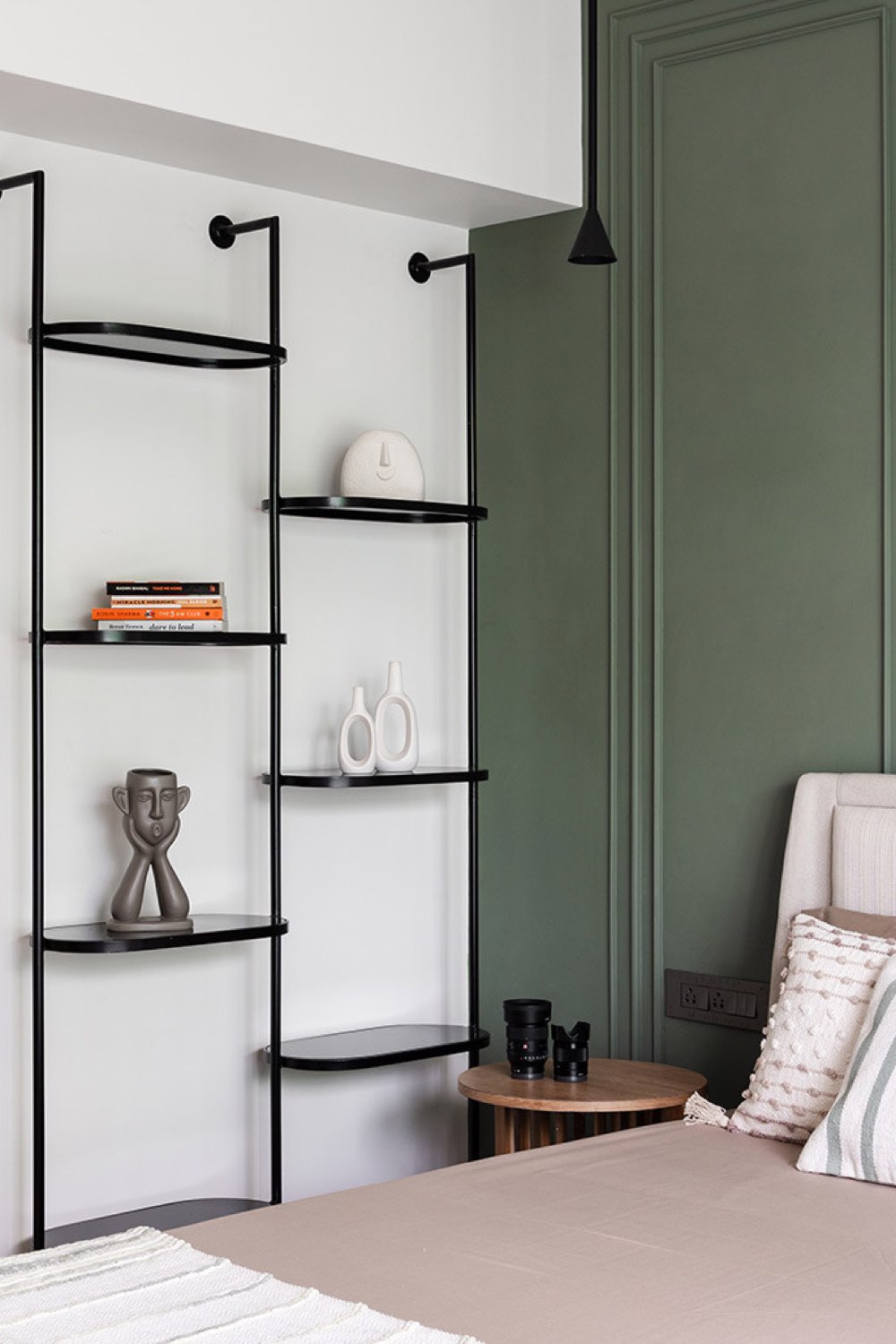 appartement lumineux moderne decor nature chambre à coucher blanche et vert sauge moulure en ton sur ton étagère minimaliste élégante noir