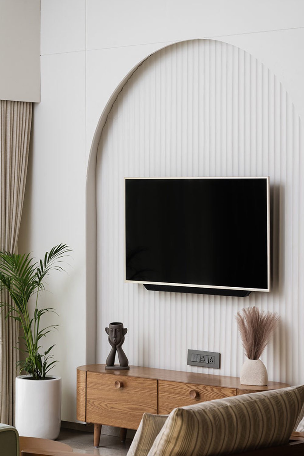 appartement lumineux moderne decor nature mur télé salon arche texture meuble en bois élégant chic