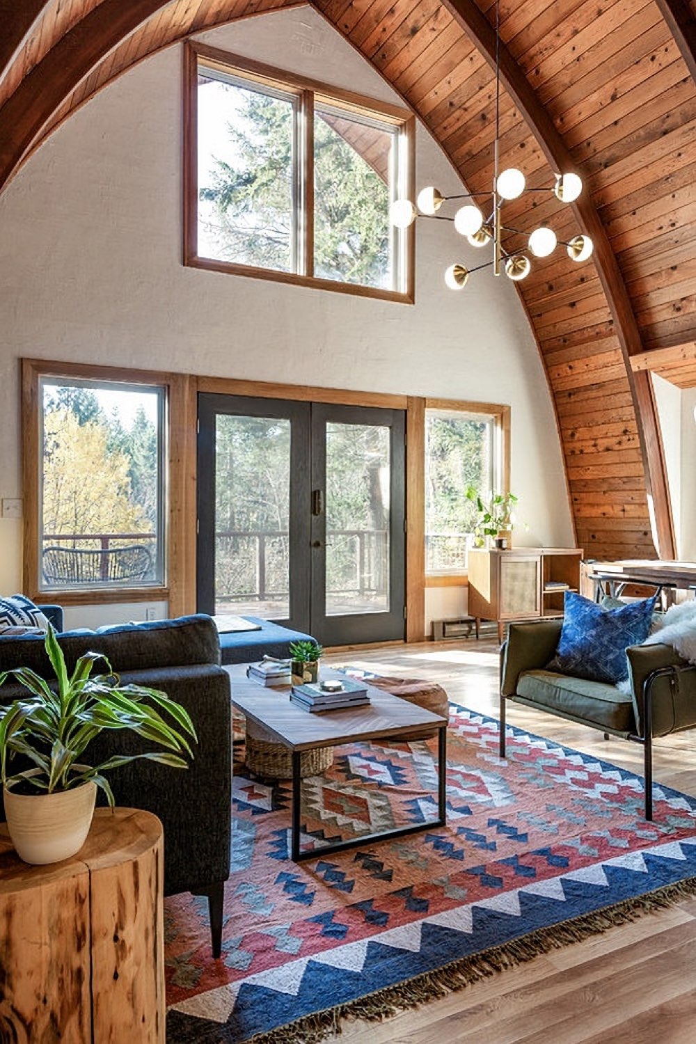 chalet en bois scandinave et cosy grande hauteur sous plafond baie vitrée et fenêtres lustre vintage suspendu