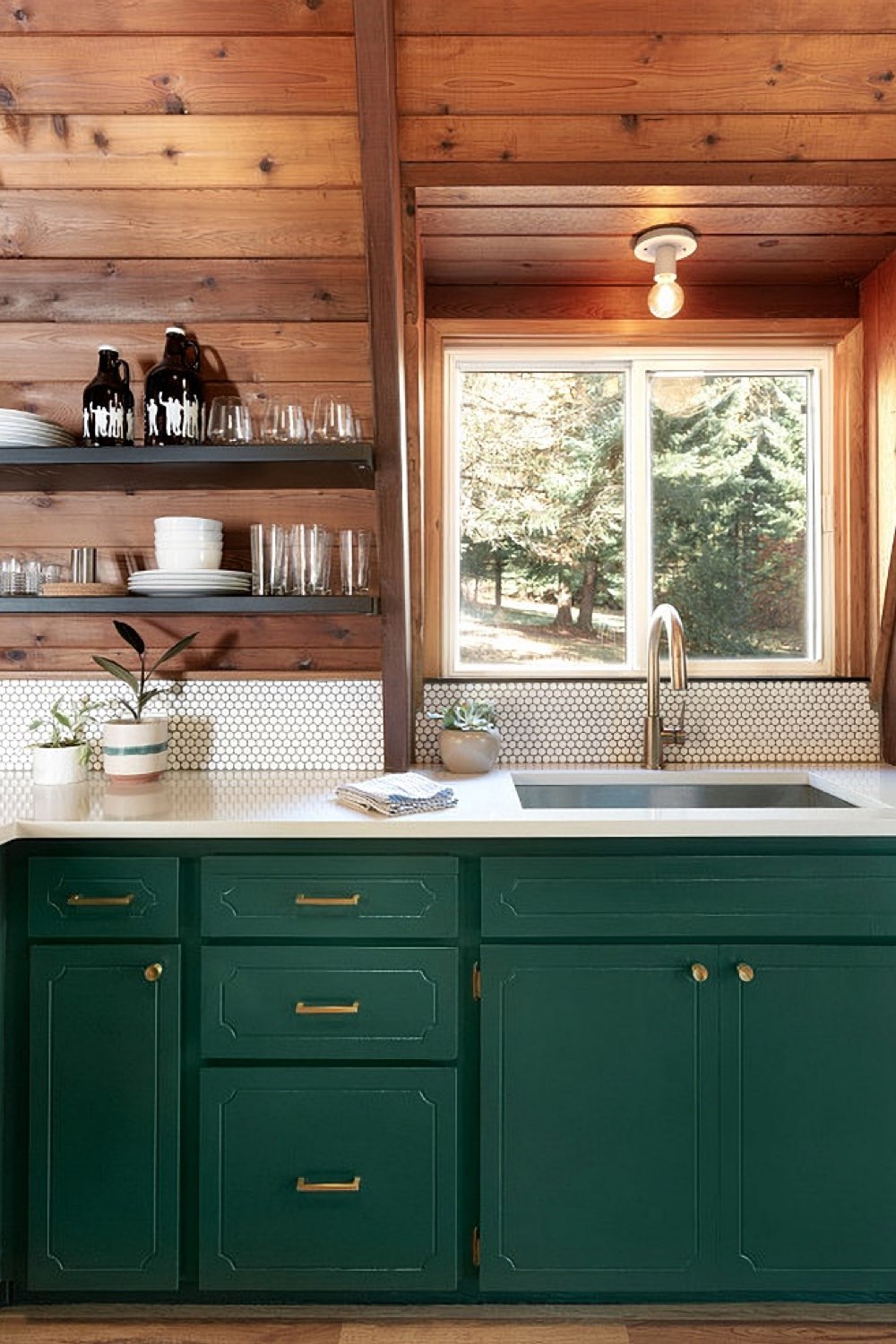 chalet en bois scandinave et cosy cuisine verte meuble peint petute étagère murale simple minimaliste moderne