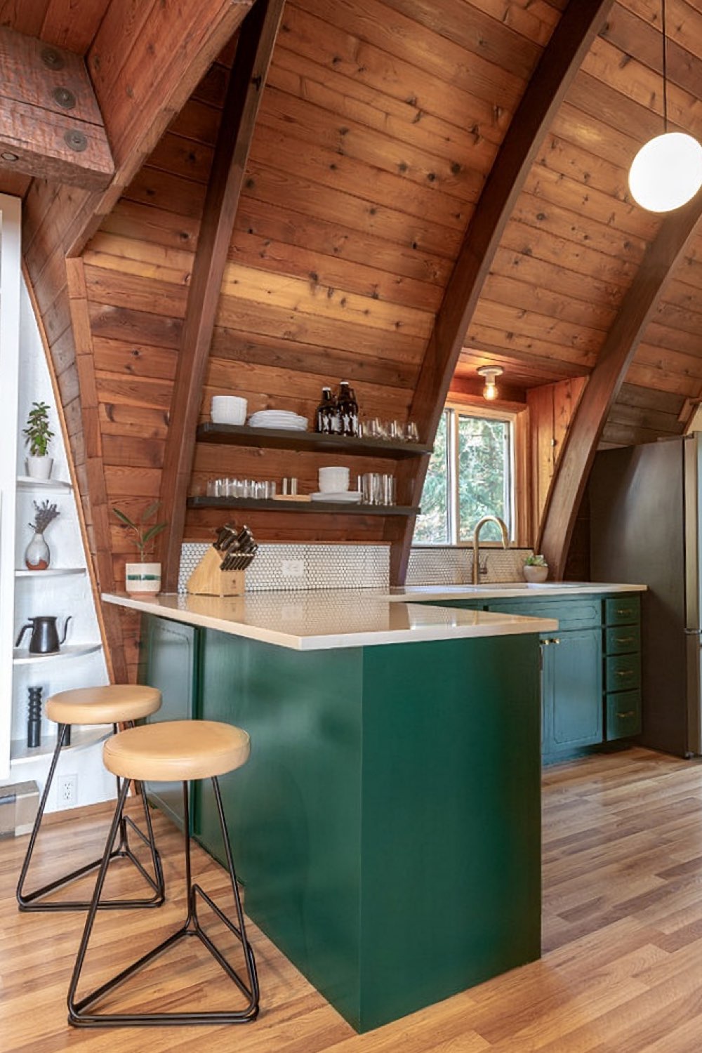 chalet en bois scandinave et cosy cuisine en L meuble vert plan de travail clair étagère murale mur en bois lambris