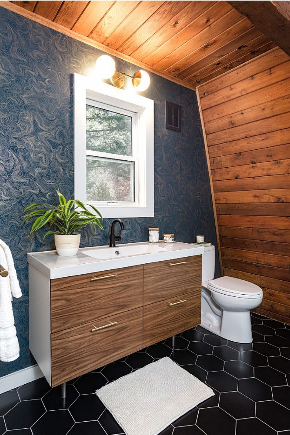 chalet en bois scandinave et cosy salle de bain mur accent papier peint bleu nuit moderne