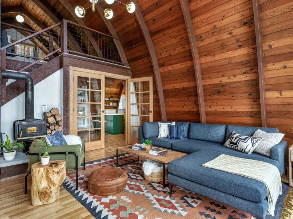 chalet scandinave moderne cosy grand salon ouvert avec canapé d'angle