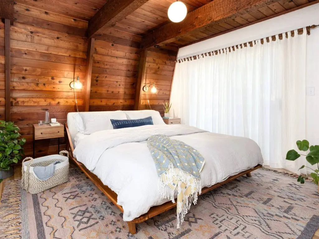 chalet scandinave moderne cosy chambre parentale avec grande baie vitrée et voilage blanc lumineux tapis XXL