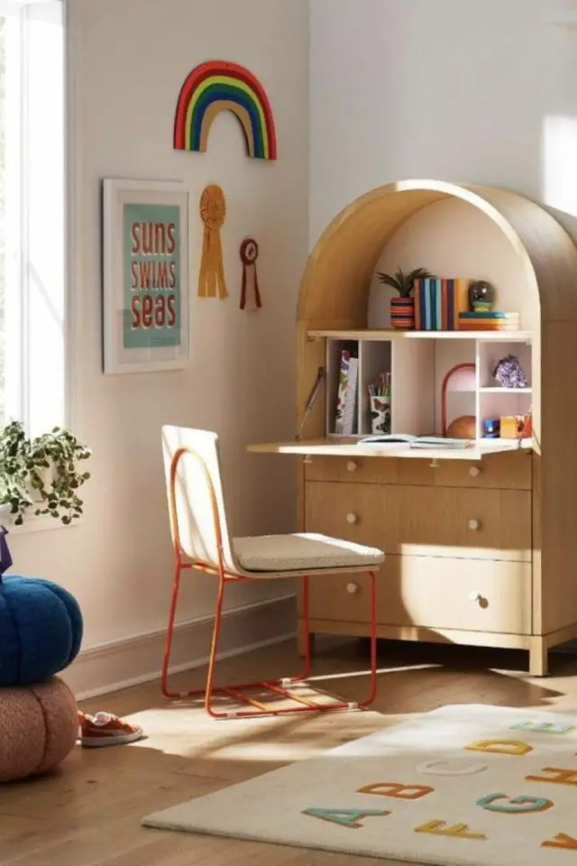 chambre enfant meuble bureau moderne en bois clair cintré arrondi