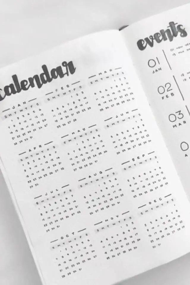 comment commencer bullet journal page calendrier future log noir et blanc minimal