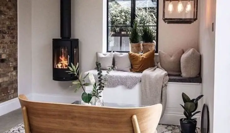 creer un decor hygge caracteristiques salon séjour banquette coussin poêle à bois cosy chaleureux douillet confortable