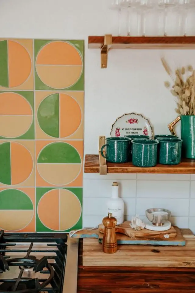 deco cuisine tendance 2024 pinterest crédence de cuisine géométrique orange et vert vintage