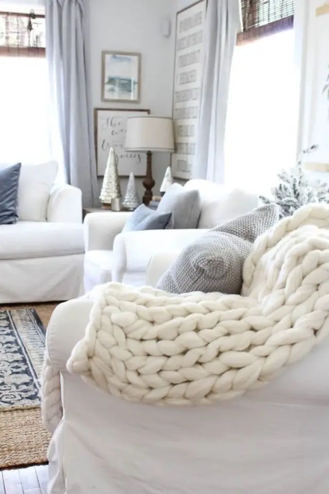 deco hygge caracteristiques salon séjour couleur neutres et claires fauteuil et canapé blancs coussins gris plaid en laine