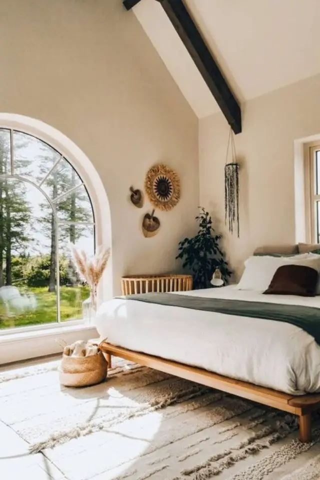 deco hygge caracteristiques chambre à coucher adulte baie vitrée cintrée déco murale ronde bois chaleureux lumière naturelle