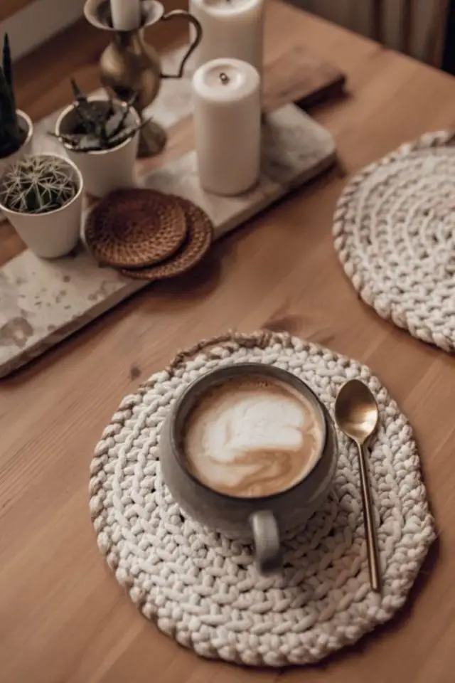 deco hygge caracteristiques tasse napperon en crochet écru poterie cosy