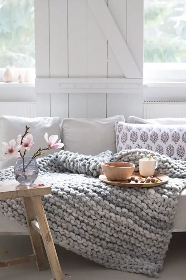 deco hygge caracteristiques détail décoration canapé plaid gris coussin blanc table d'appontement en bois