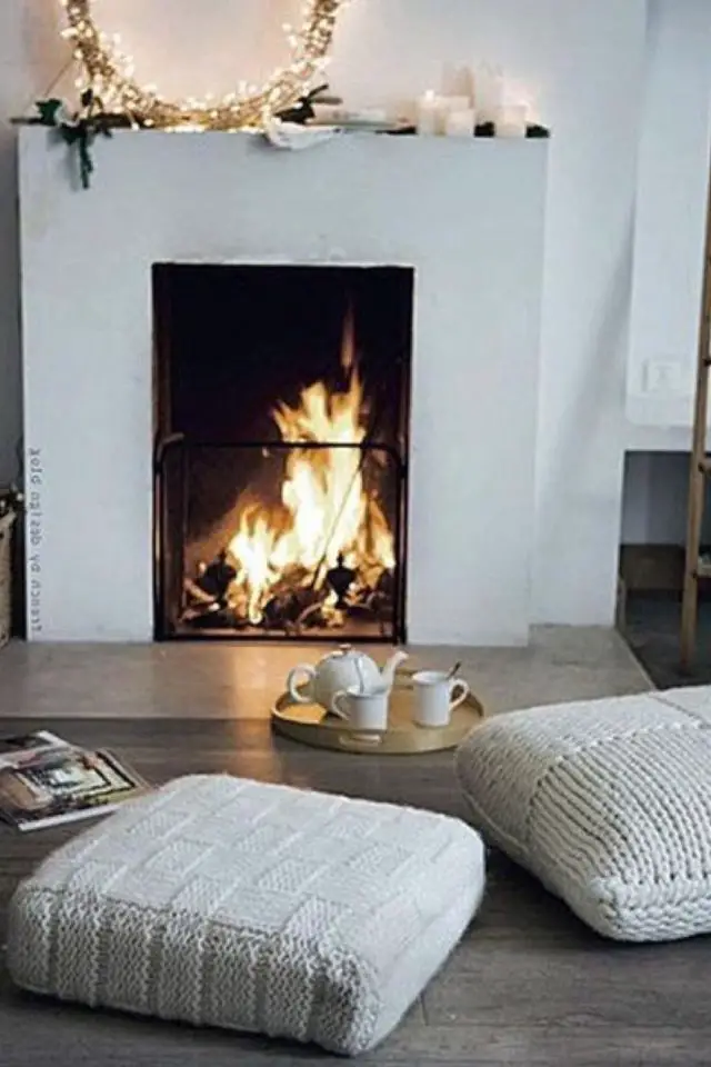 deco hygge caracteristiques cheminée moderne blanche épuré coussins de sol installation lumineuse