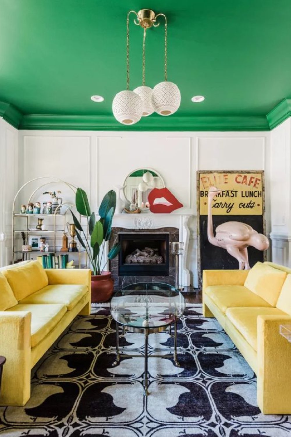 decor jazz funky tendances pinterest 2024 salon séjour blanc plafond peint vert canapé l'un en face de l'autre jaune