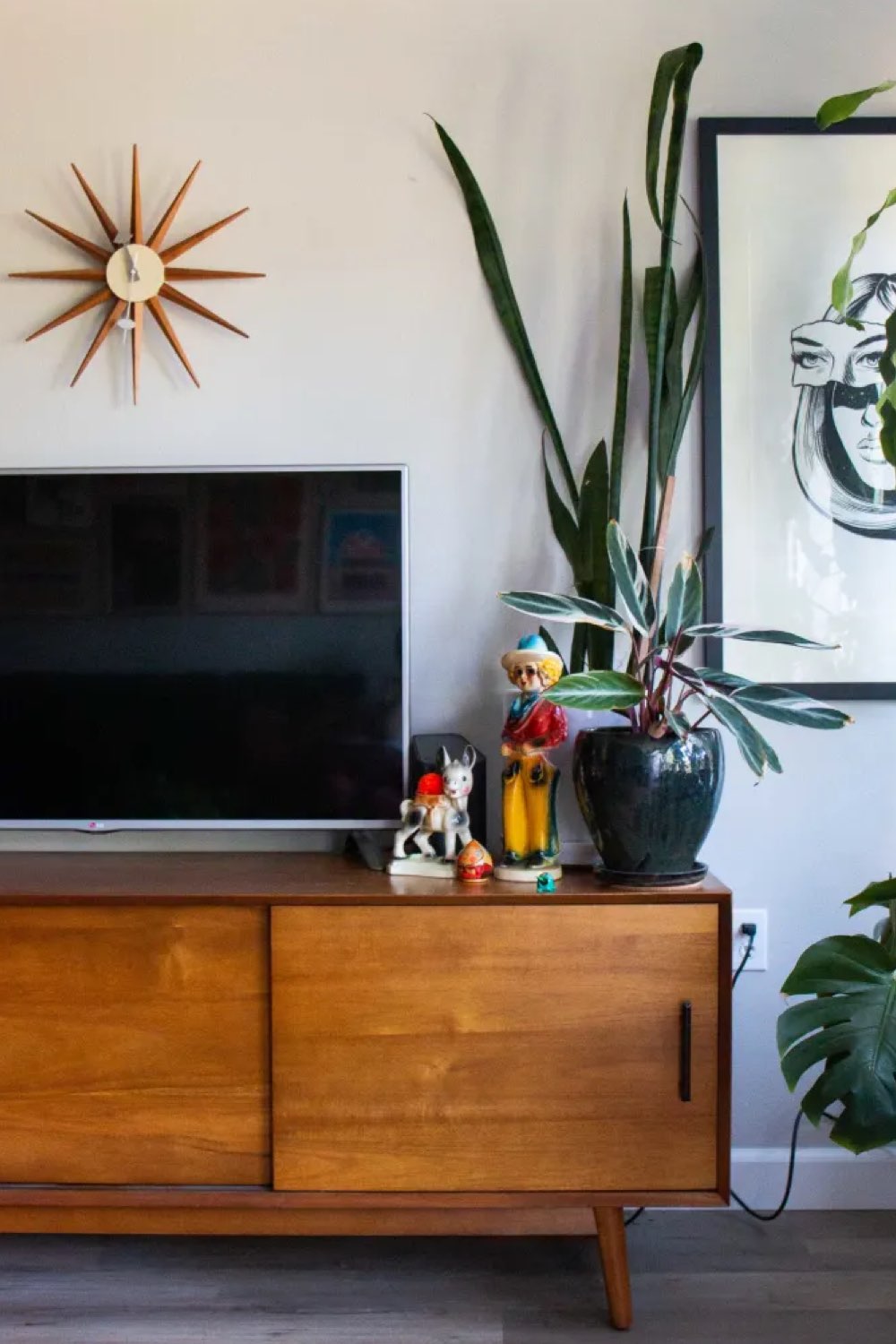 decoration interieur personnelle et coloree enfilade mid century modern meuble TV plantes accessoires funky