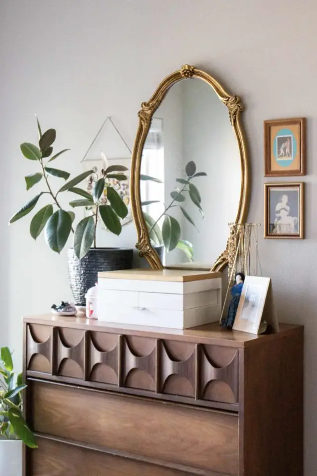 decoration interieur personnelle et coloree mobilier chambre à coucher vintage année 50 commode mid century modern en bois miroir boite plante