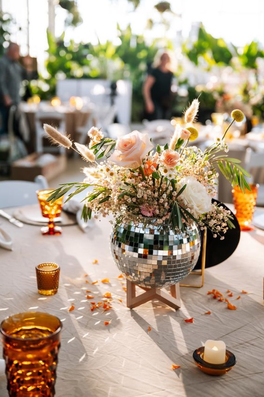 decoration mariage tendance 2024 pinterest décor de table centre boule à facette fleurs séchées original convivial