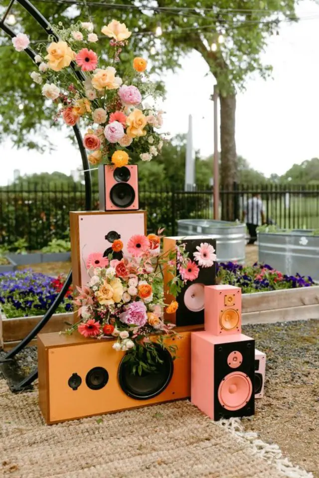 decoration mariage tendance 2024 pinterest baffle enceinte relookées couleur funky fleurs rose rouge orange arche
