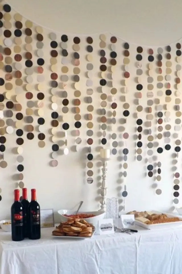 decoration nouvel an a copier buffet nappe blanche simple et élégante guirlande déco mur à faire soi-même