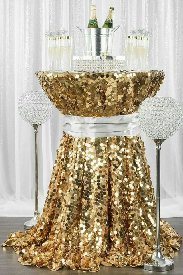 decoration nouvel an a copier table haute nappe dorée à paillette champagne