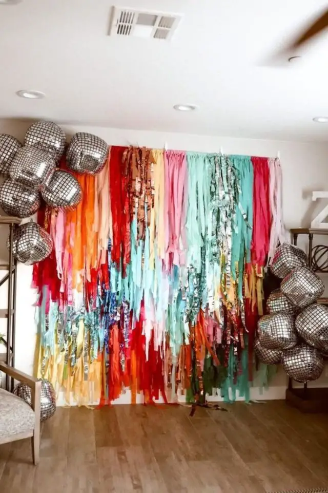 decoration nouvel an funky exemple décoration murale rideau à franges scintillant coloré multicolore ballon argenté