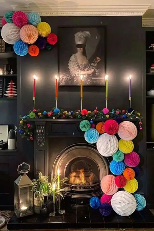decoration nouvel an funky exemple déco cheminée boule en papier multicolores cheminée