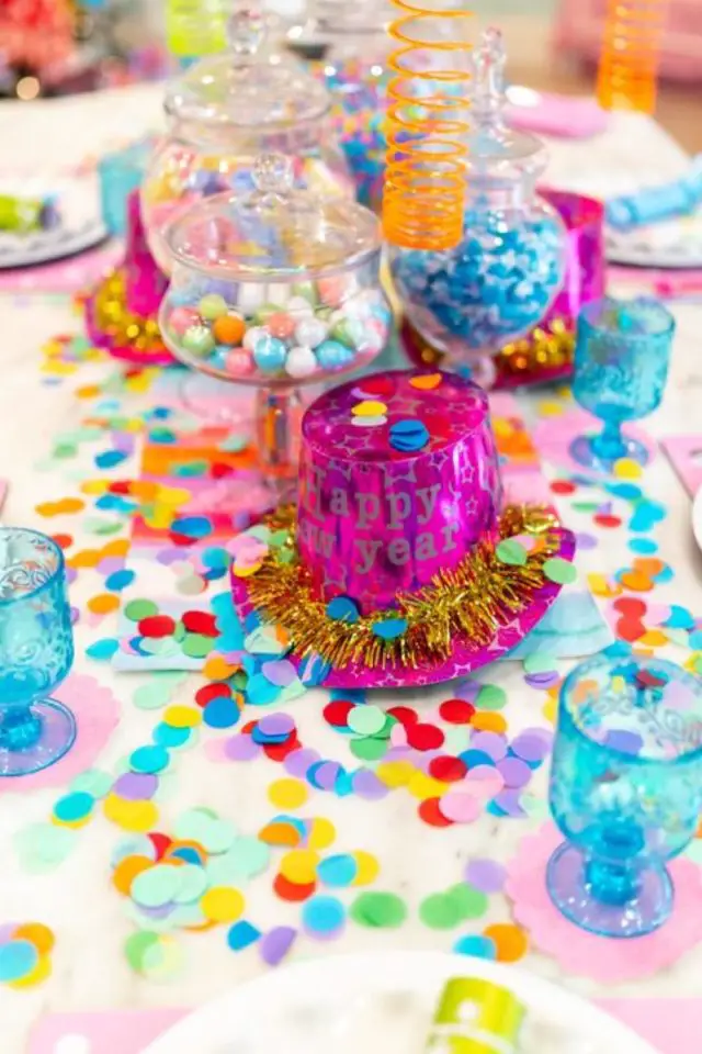 decoration nouvel an funky exemple confettis DIY en papier de soi deco table multicolore verre bleu chapeau de fêtes roses à paillettes