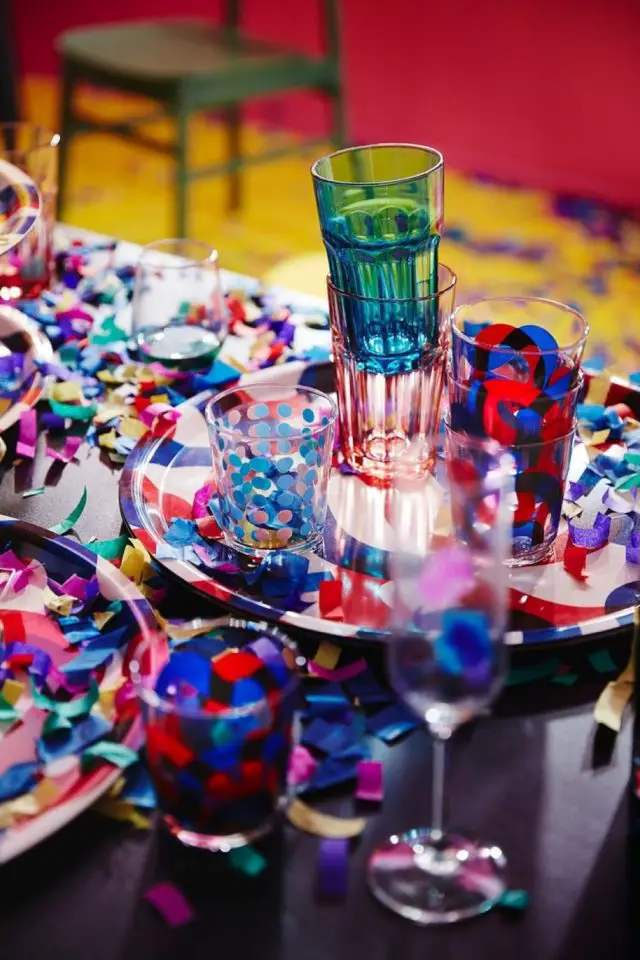 decoration nouvel an funky exemple décor de table multicolore maximaliste chargé