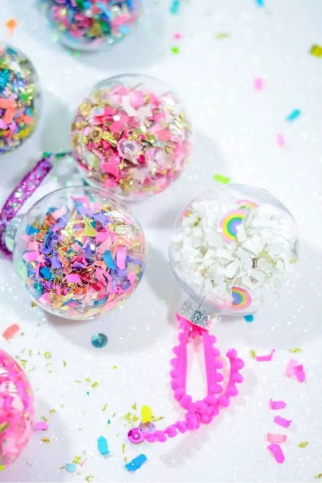 decoration nouvel an funky exemple boules de noël transparente remplie de paillettes et de confettis idées DIY facile et colorée