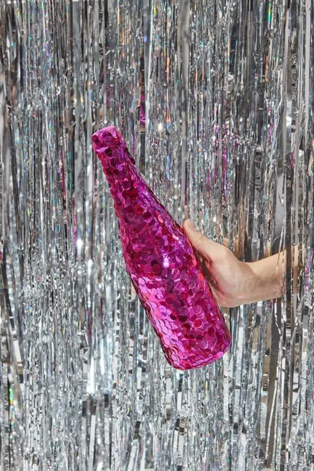 decoration nouvel an funky exemple bouteille de vin customisée paillettes roses DIY bricolage déco à faire soi-même