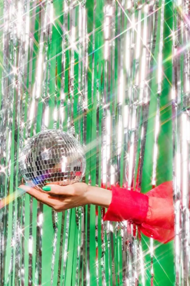 decoration nouvel an funky exemple petite boule à facettes rétro kitsch déco murale papier scintillant