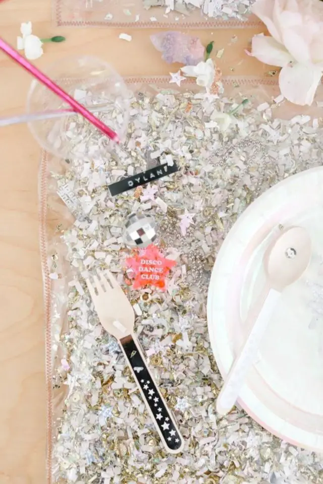 decoration nouvel an funky exemple set de table à faire soi-même paillettes argentées DIY facile